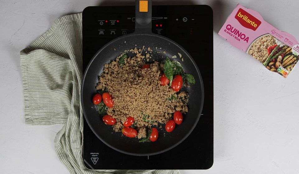 Cocinar quinoa en quinoa con espinacas