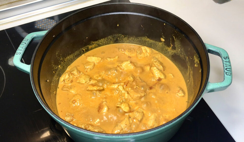 Leche de coco y reincorporar pollo en pollo al curry