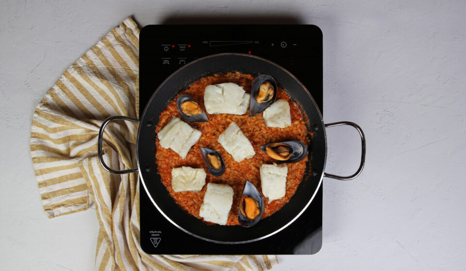 Colocar bacalao y mejillones en paella de pescado