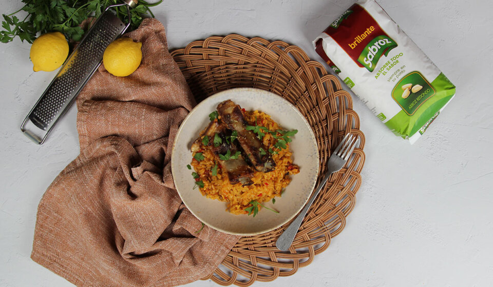 Presentación de Arroz con costillas adobadas