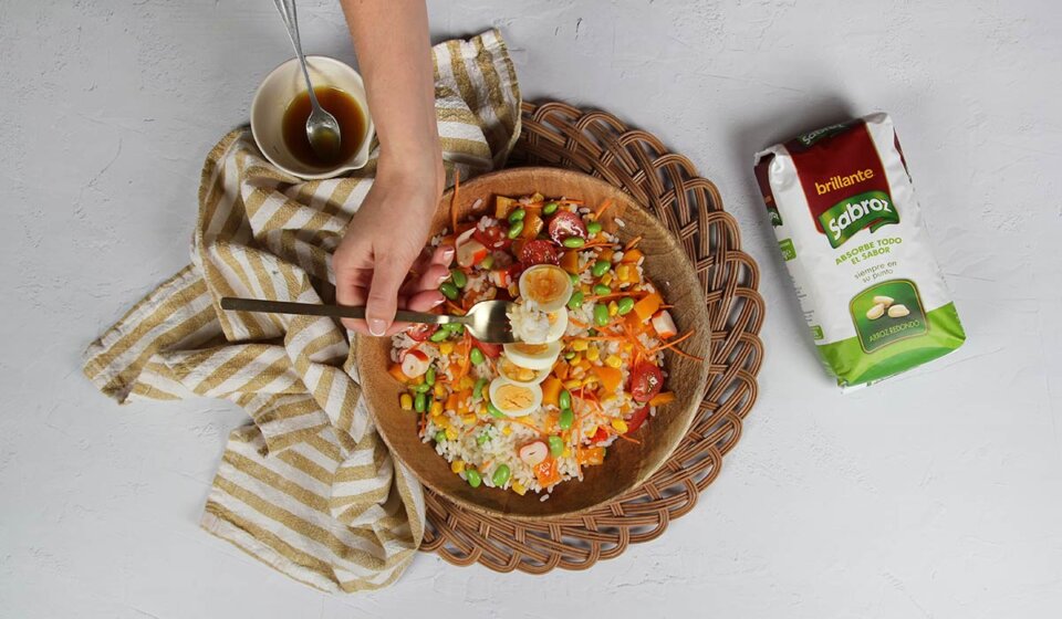 Presentación de ensalada de arroz con verduras