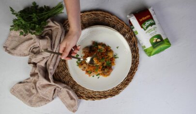 Arroz con alcachofas y pollo