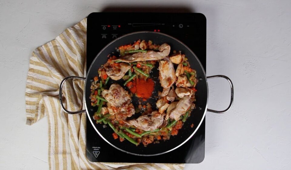 Reincorporar pollo y conejo a arroz a la valenciana