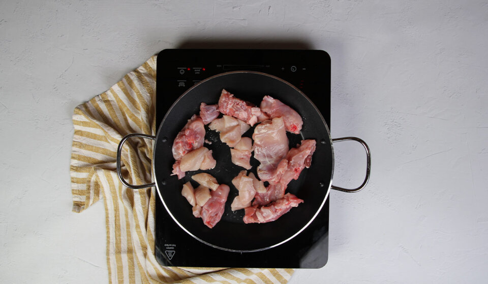 Sofreír pollo y conejo en arroz a la valenciana