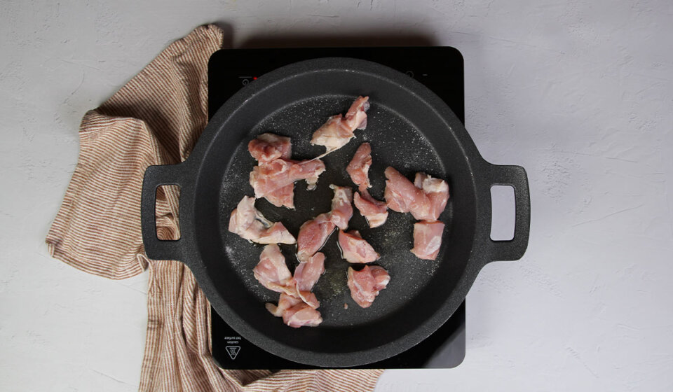 Sofreír pollo para Arroz con alcachofas y pollo