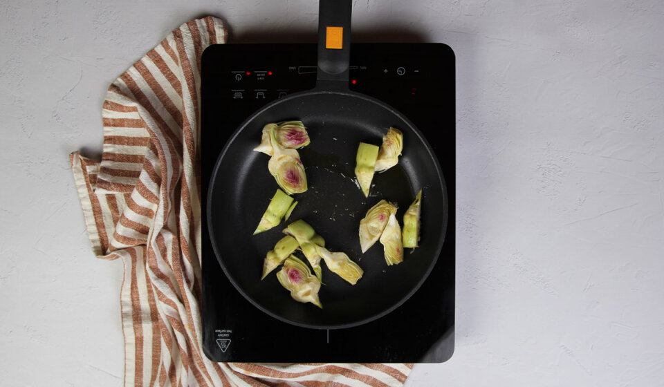 Rehogar alcachofas para Arroz con alcachofas y verduras