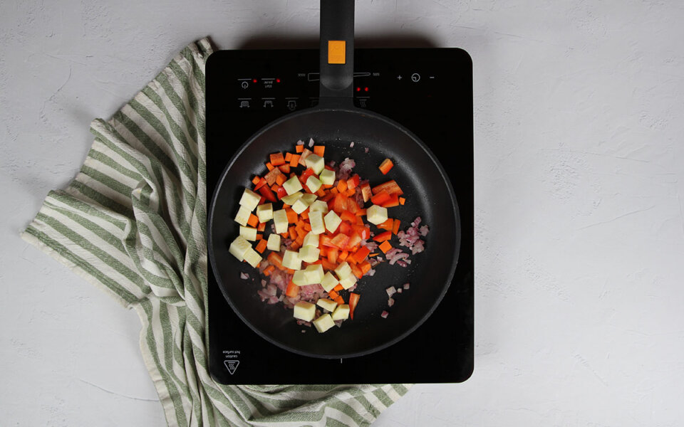 Sofreír verduras para quinoa con verduras y huevo