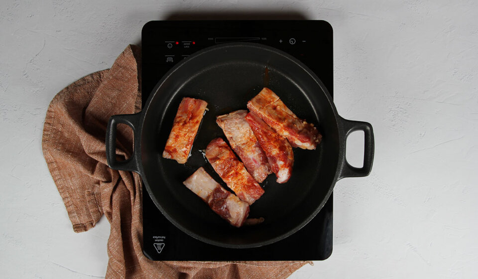 Dorar las costillas en Arroz con costillas adobadas