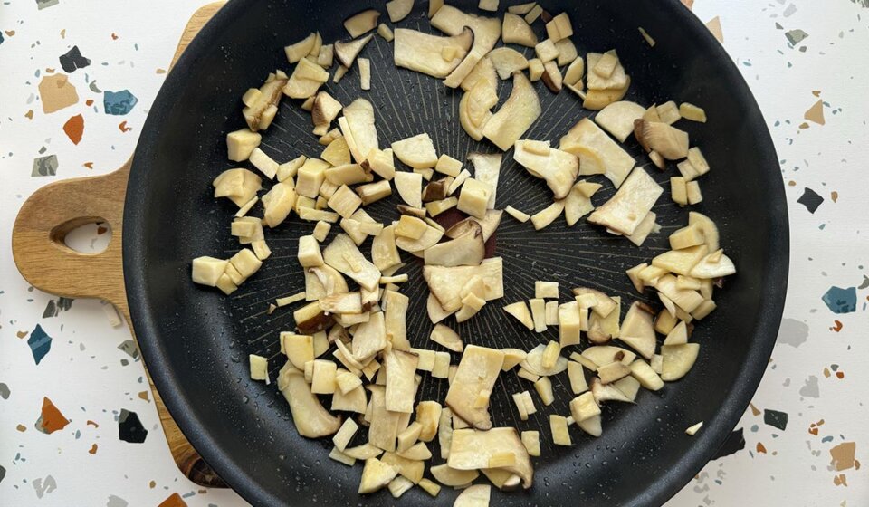 Sofreír boletus en arroz con boletus