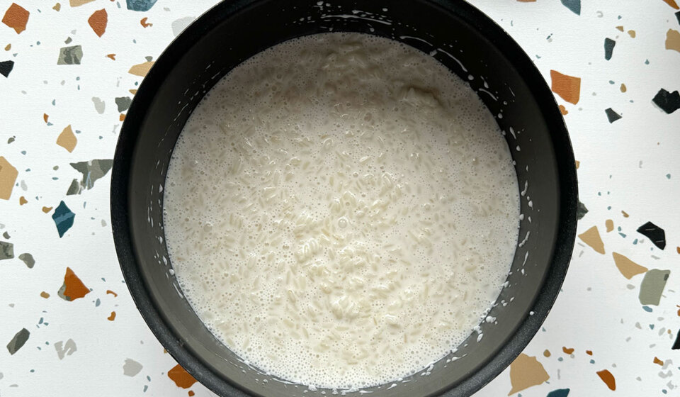 Arroz con leche de coco en arroz con leche de coco y mango