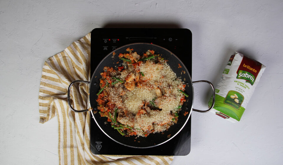 Incoporar arroz a arroz a la valenciana