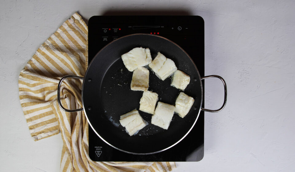 Sellar lomos de bacalao para paella de pescado