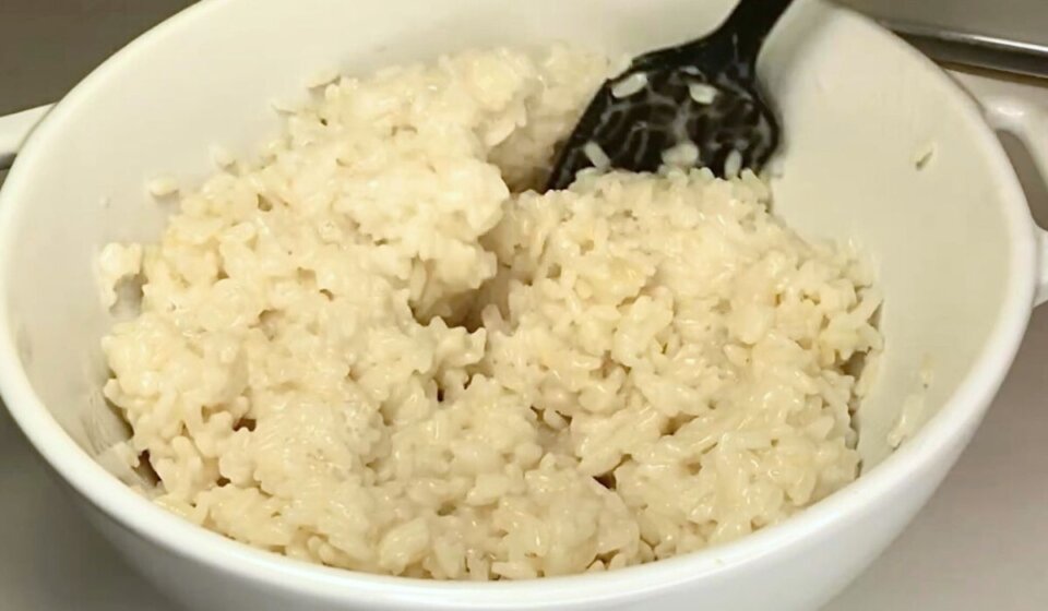 Mezclar arroz con leche de coco en Mango Sticky Rice