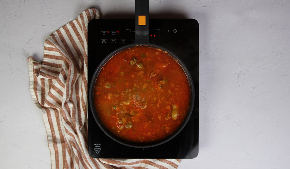 Añadir caldo a Arroz con alcachofas y verduras