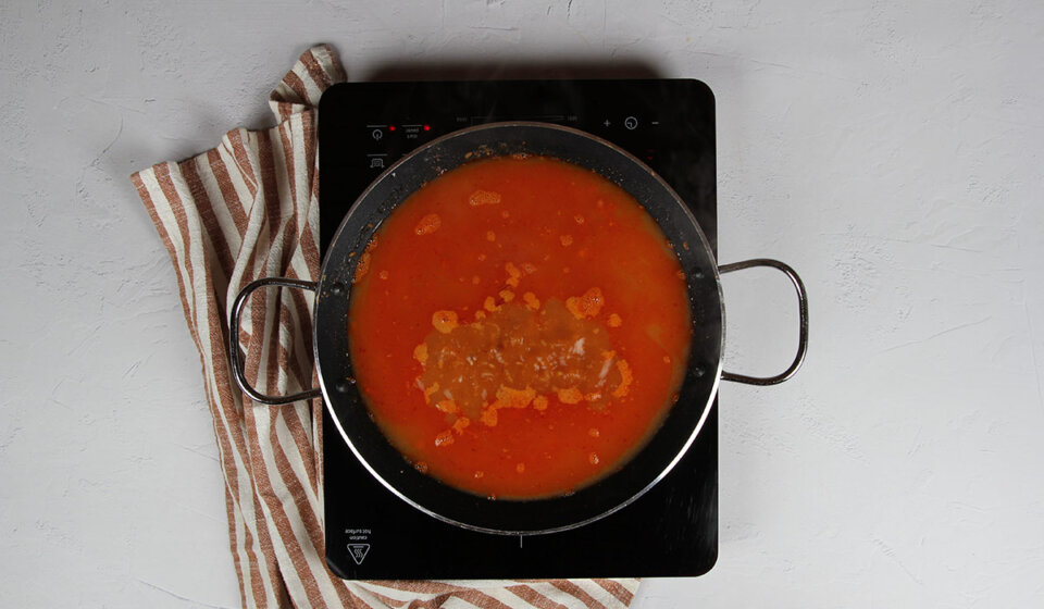 Caldo en paella de calamares