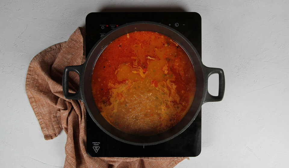 Verter caldo en Arroz con costillas adobadas