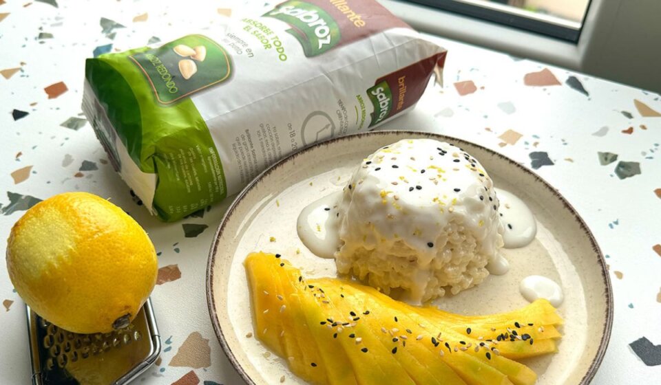 Presentación de arroz con leche de coco y mango