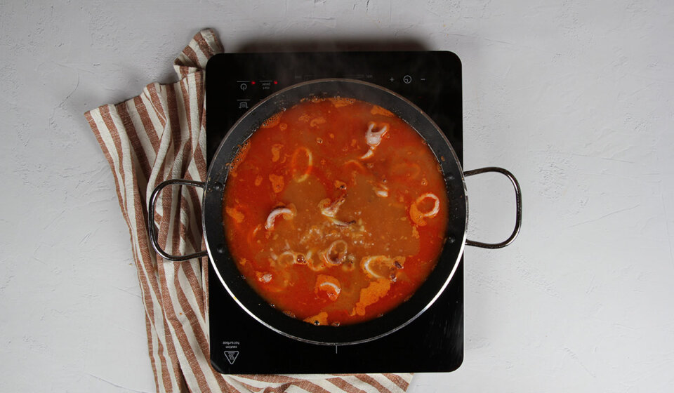 Añadir calamares a paella de calamares