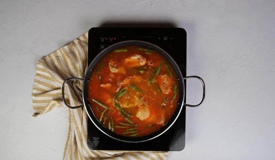 Incorporar agua a arroz a la valenciana