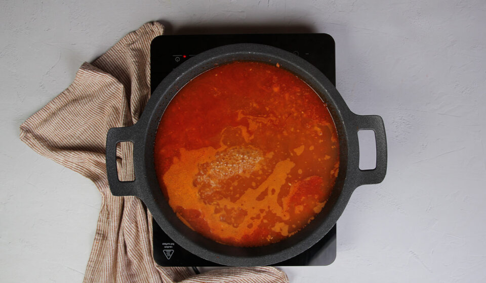 Verter caldo en Arroz con alcachofas y pollo