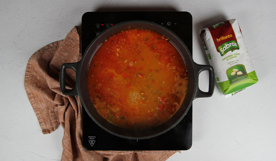 Poner arroz en Arroz con costillas adobadas