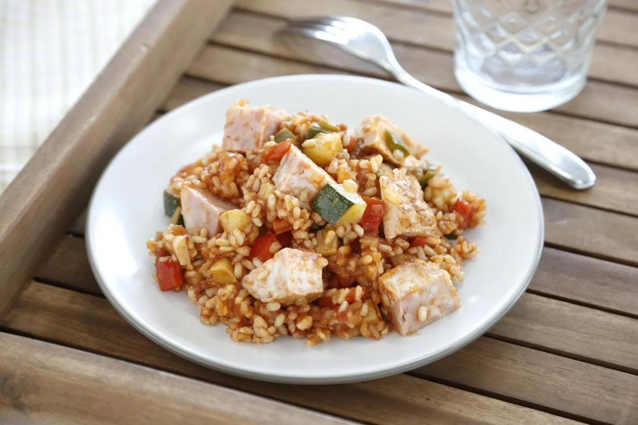 arroz integral con pisto y dados de pollo