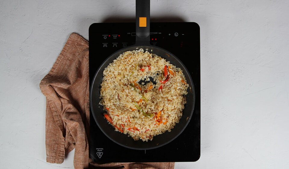 Añadir arroz y pimientos a arroz con pimientos