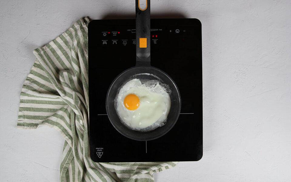 Cocer huevos en quinoa con verduras y huevo