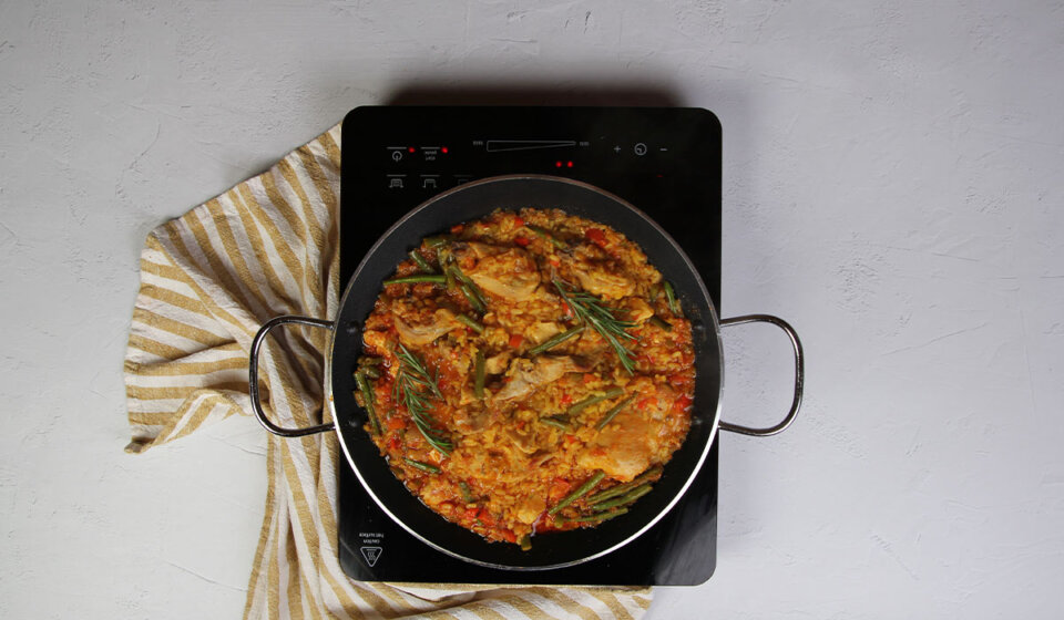 Cocer y poner romero a arroz a la valenciana