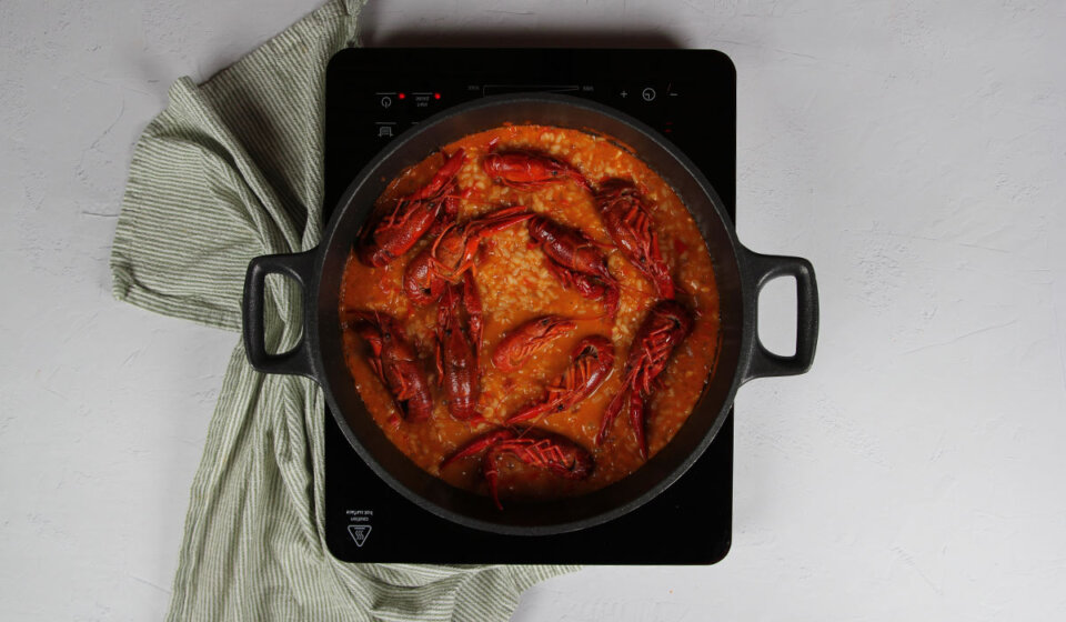 Reincorporar cangrejos a arroz con cangrejos