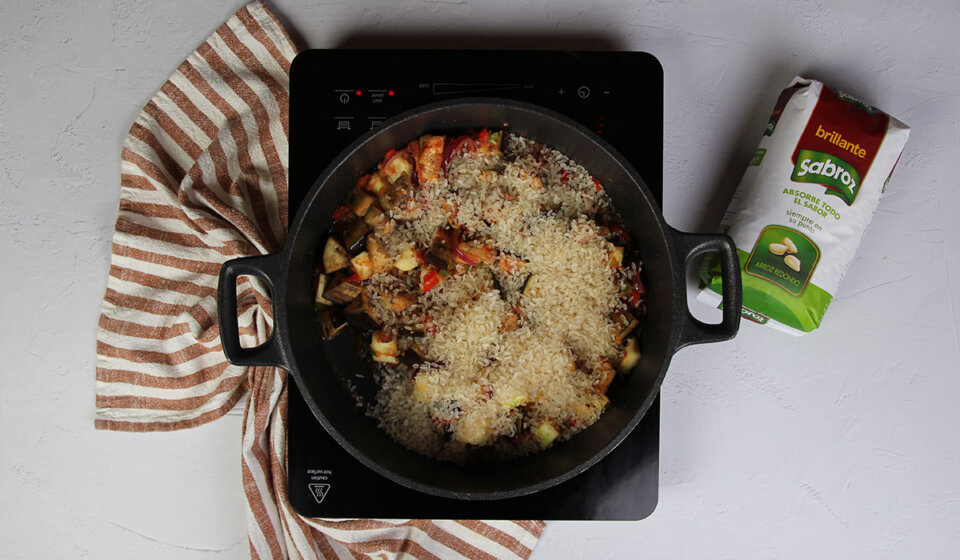 Incorporar arroz en Arroz con conejo y verduras