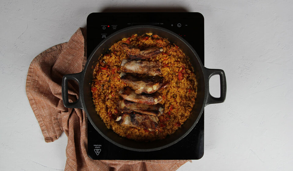 Colocar costillas en el Arroz con costillas adobadas