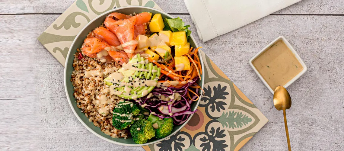 Buddha-bowl-de-salmon-ahumado-y-arroz-integral-con-quinoa