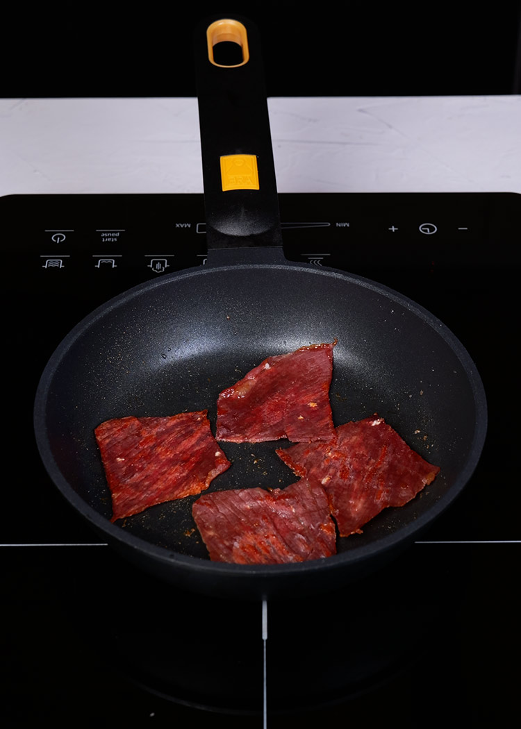 Cocinar lonchas de jamón en Arroz caldoso con alcachofas