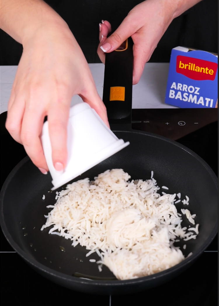 Cocinar arroz basmati en arroz con salmón