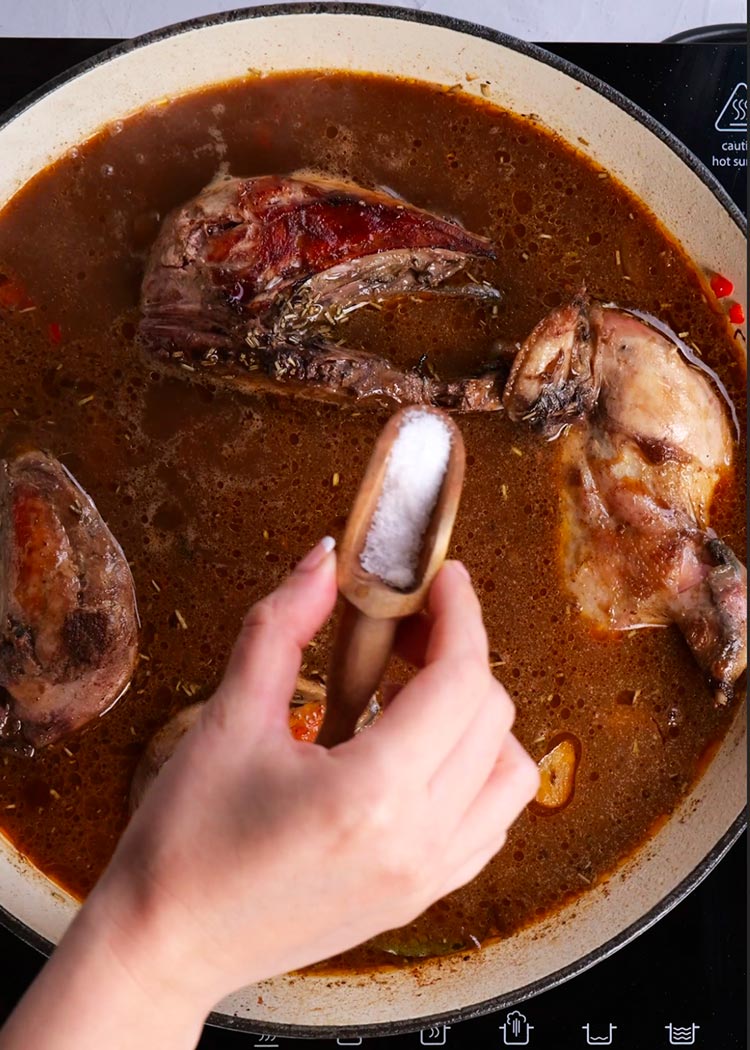 Caldo y sal en arroz con perdiz