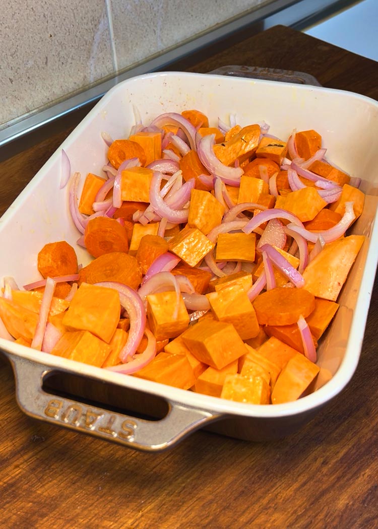 Verduras en fuente para ensalada de quinoa