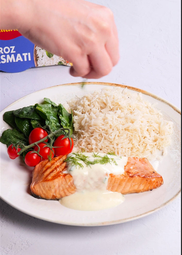 Servir arroz con salmón