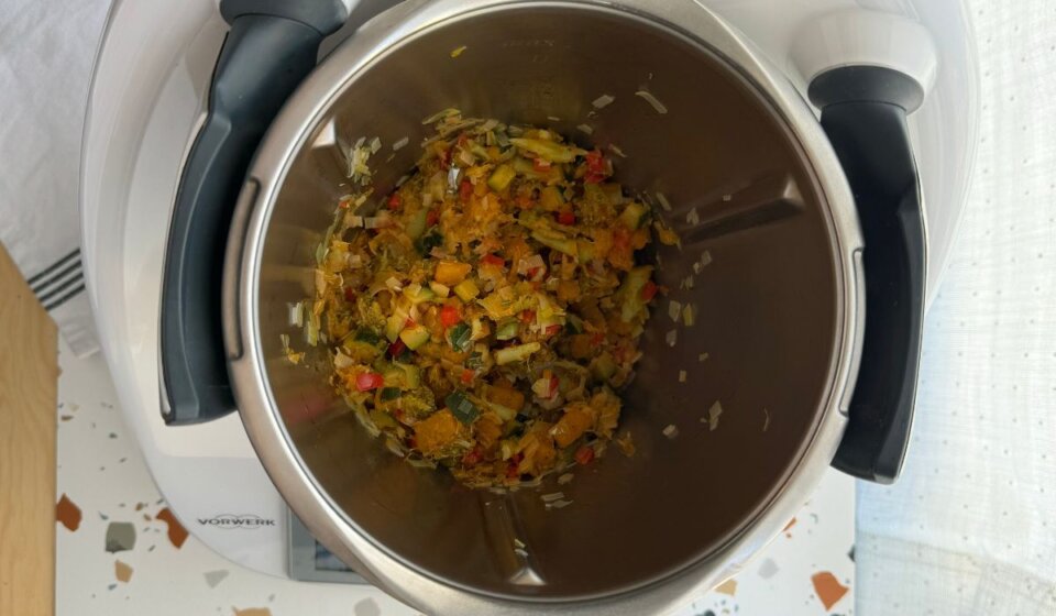 Sofreir verduras para arroz con verduras en Thermomix