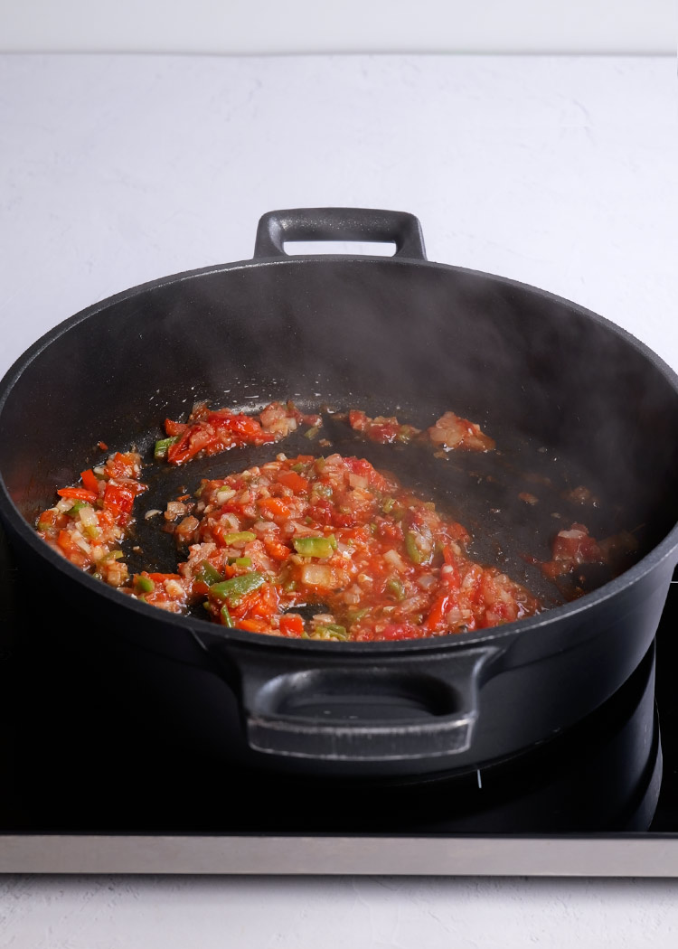 Tomate y ñora en Arroz caldoso con alcachofas