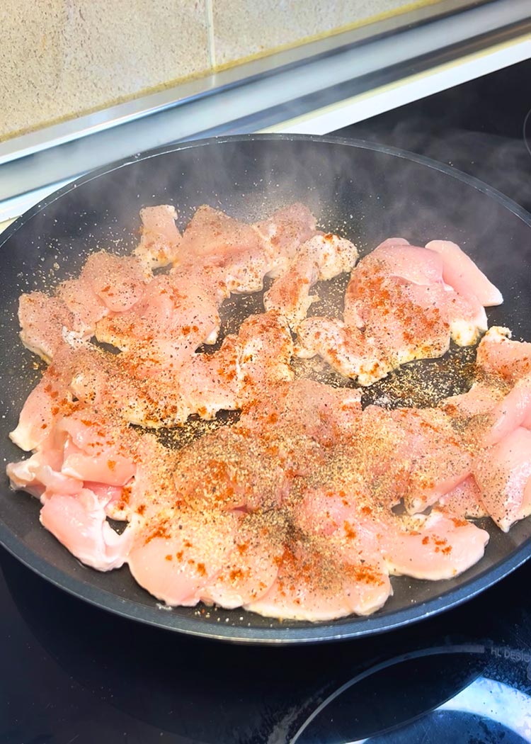 Cocinar pollo para ensalada de quinoa