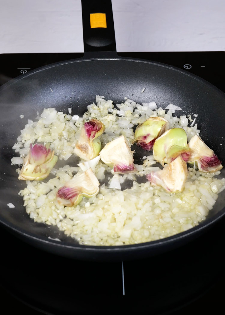 Sofrito y alcachofas en Arroz con alcachofas y habas