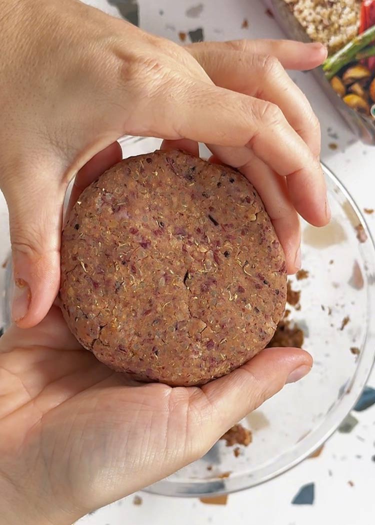 Dar forma a hamburguesa de quinoa