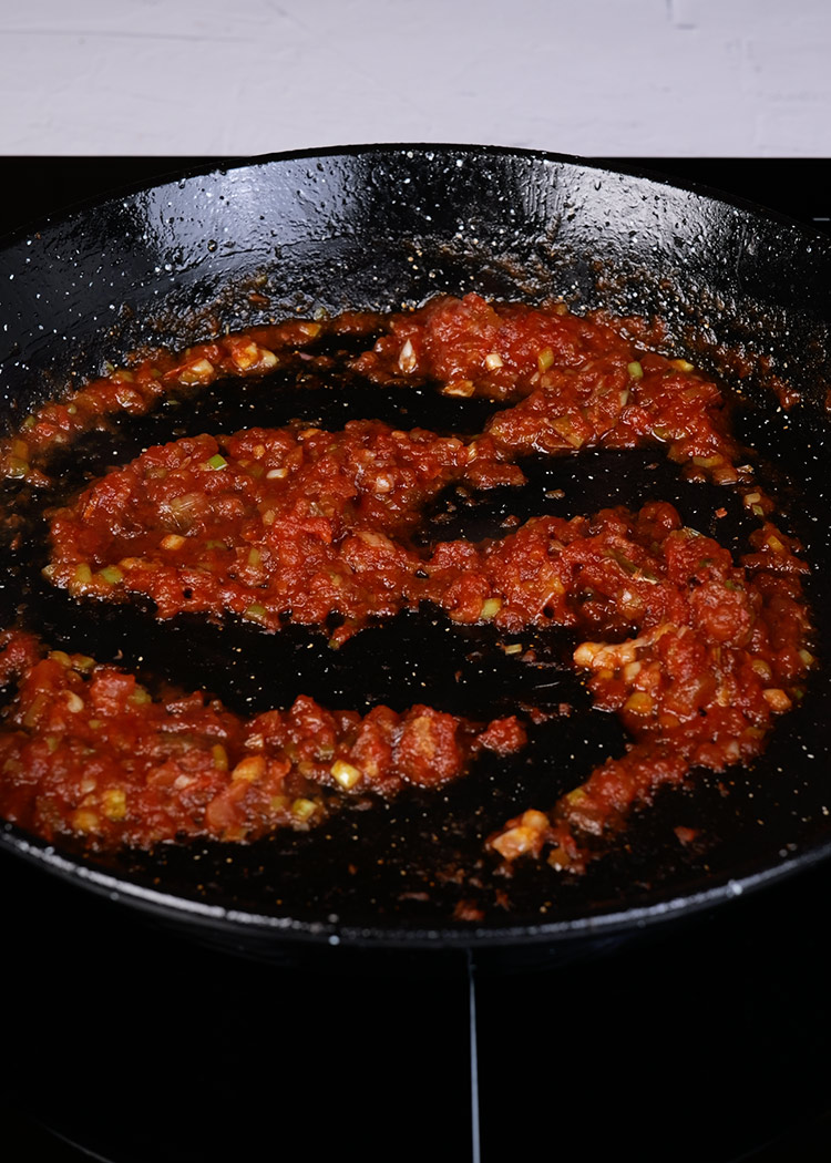 Sofrito de paella de habas y alcachofas