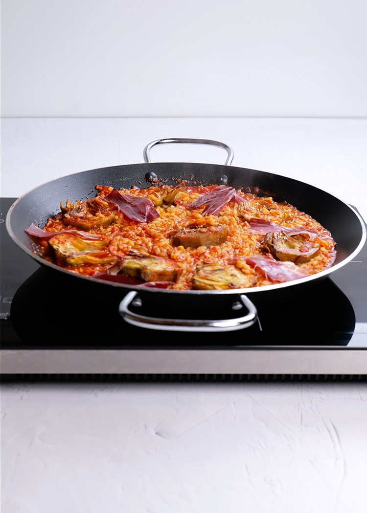 Cocinar un poco más la paella de alcachofas