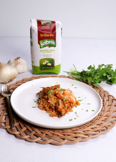 Presentación de Arroz con alcachofas y gambas