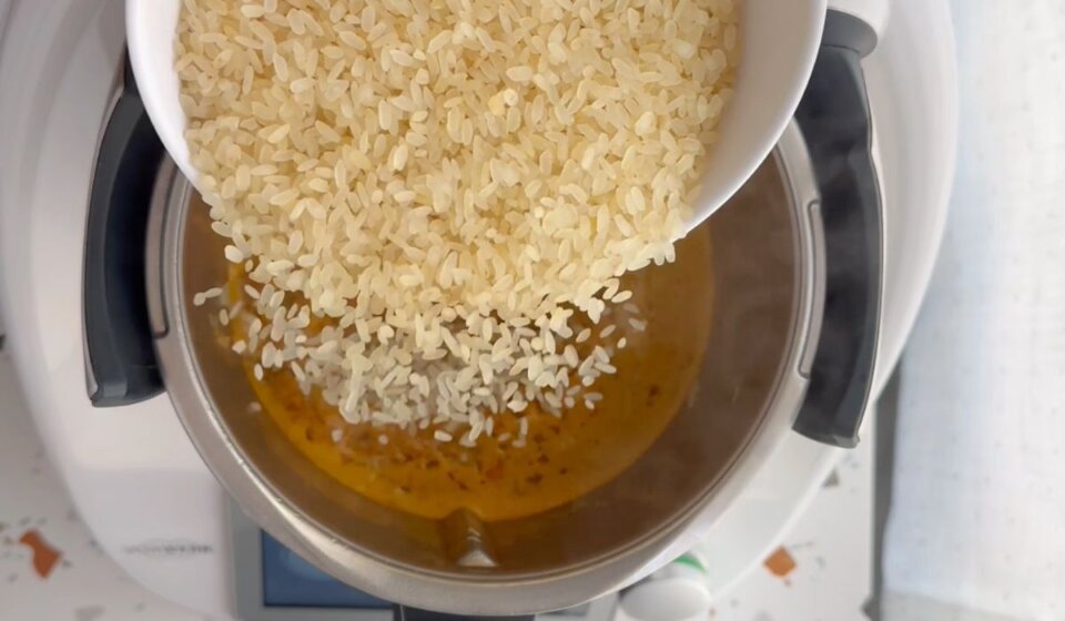 Añadir arroz a arroz con verduras en Thermomix