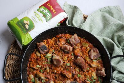 Paella con habas y alcahofas