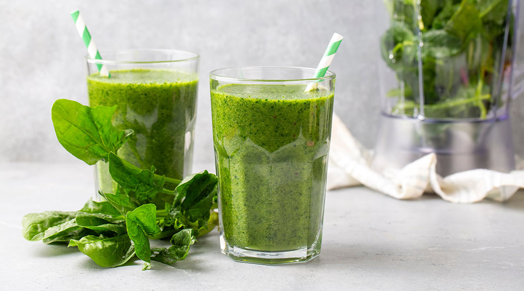 Smoothie verde con espinacas para la cena