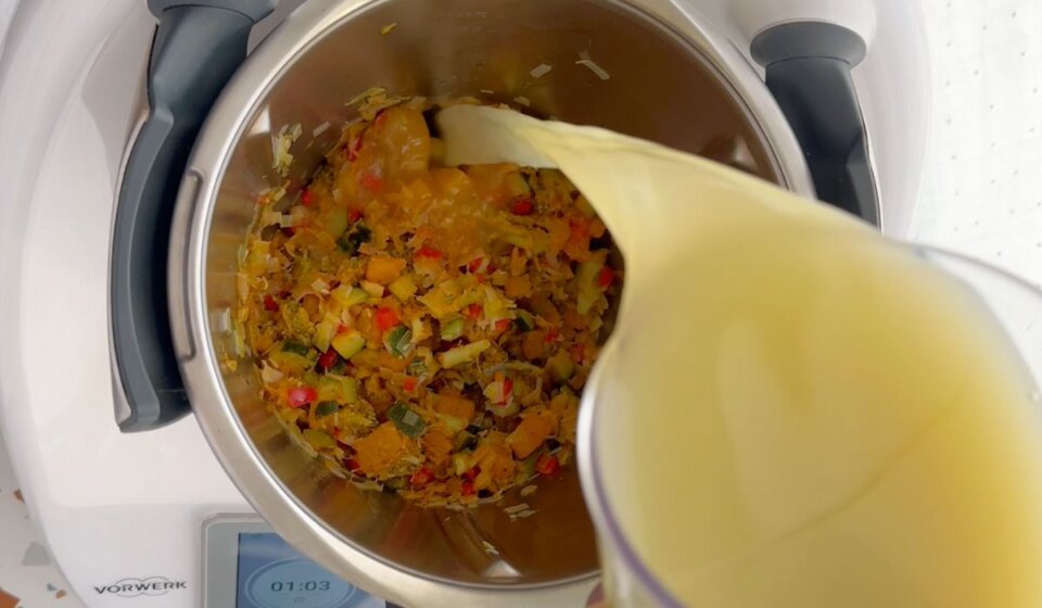 Verter caldo en arroz con verduras en Thermomix